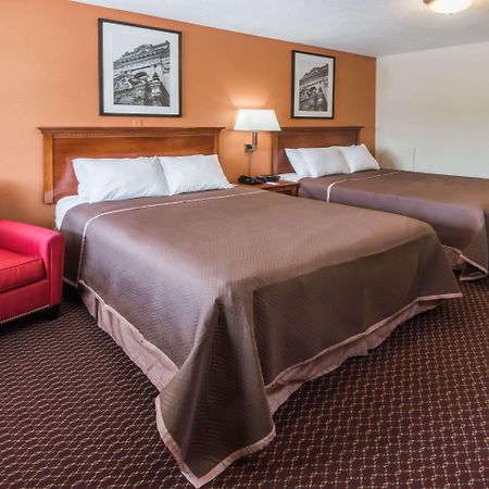 Travelodge By Wyndham Ottawa West Екстериор снимка