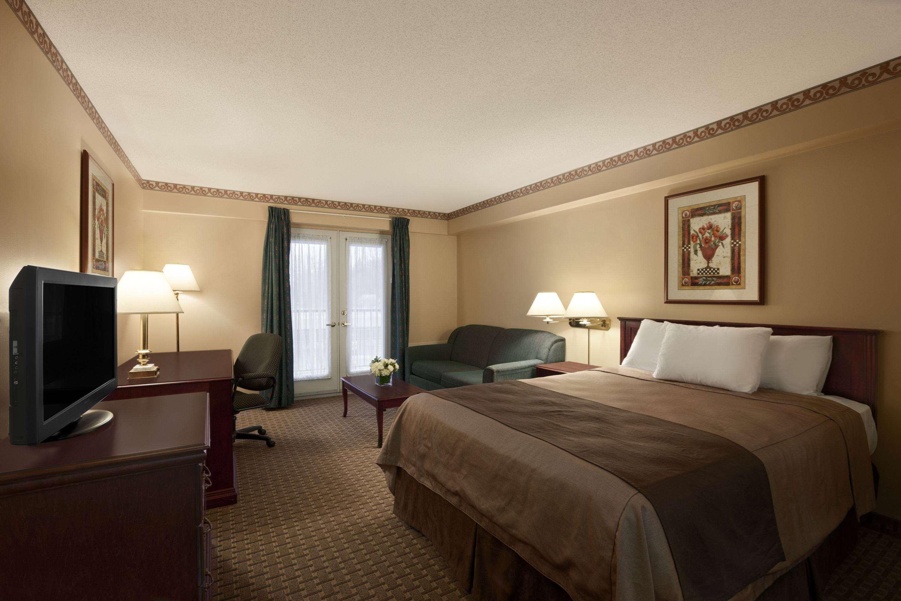Travelodge By Wyndham Ottawa West Екстериор снимка