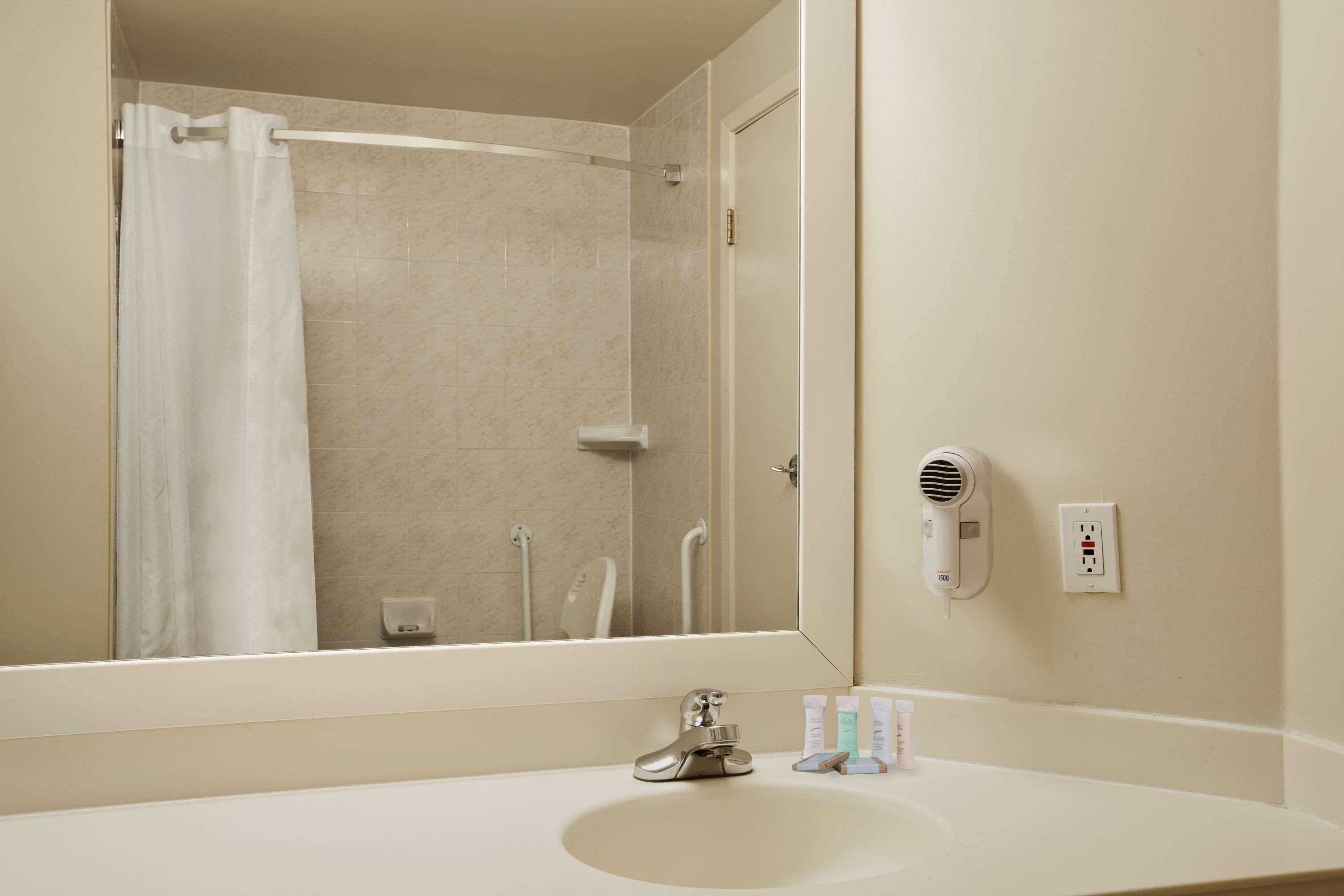 Travelodge By Wyndham Ottawa West Екстериор снимка