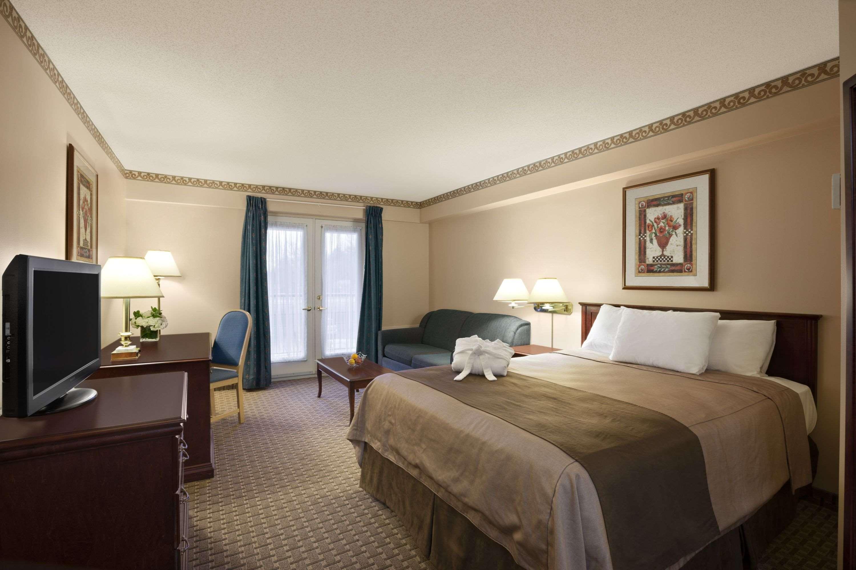 Travelodge By Wyndham Ottawa West Екстериор снимка