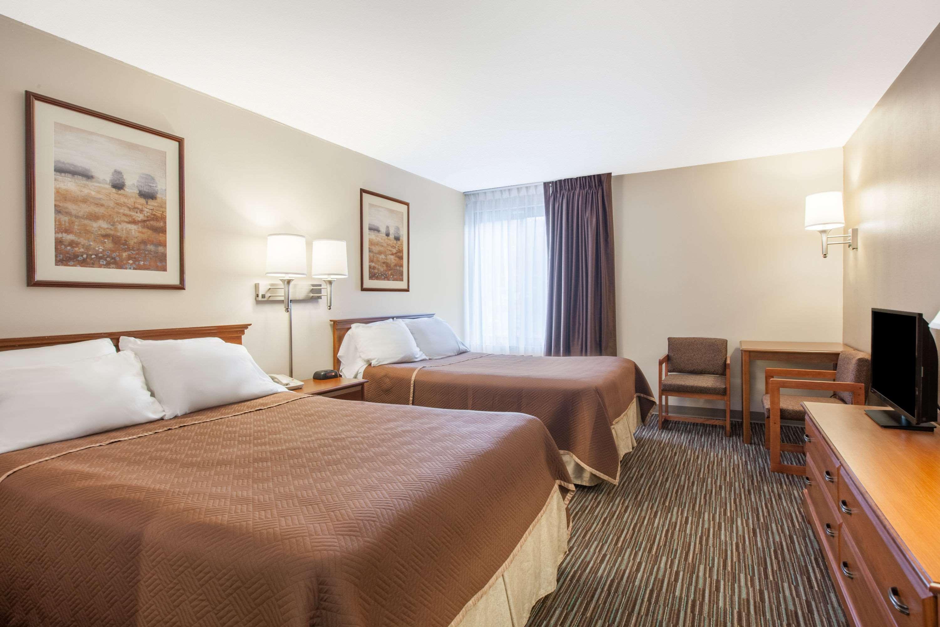 Travelodge By Wyndham Ottawa West Екстериор снимка