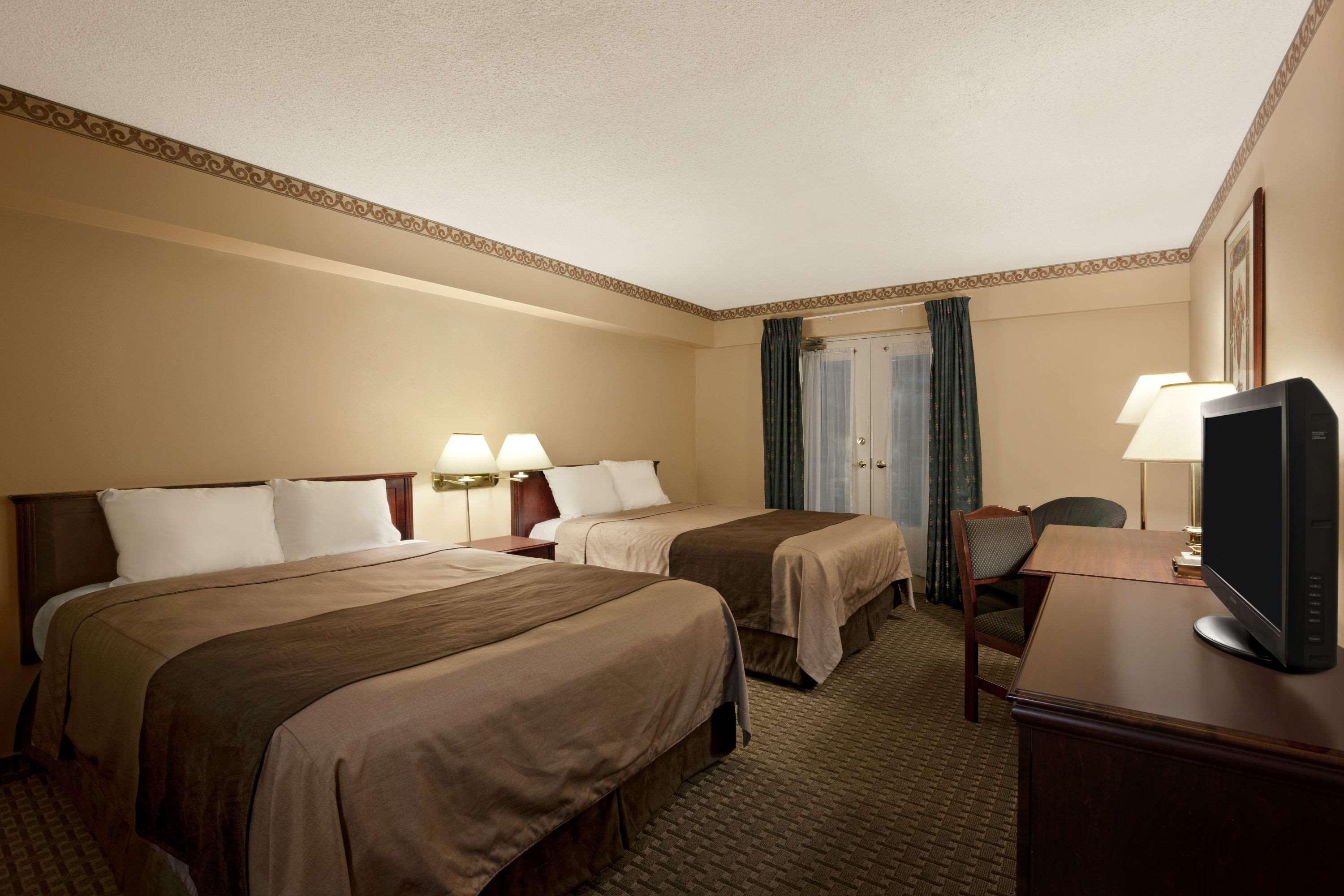 Travelodge By Wyndham Ottawa West Екстериор снимка