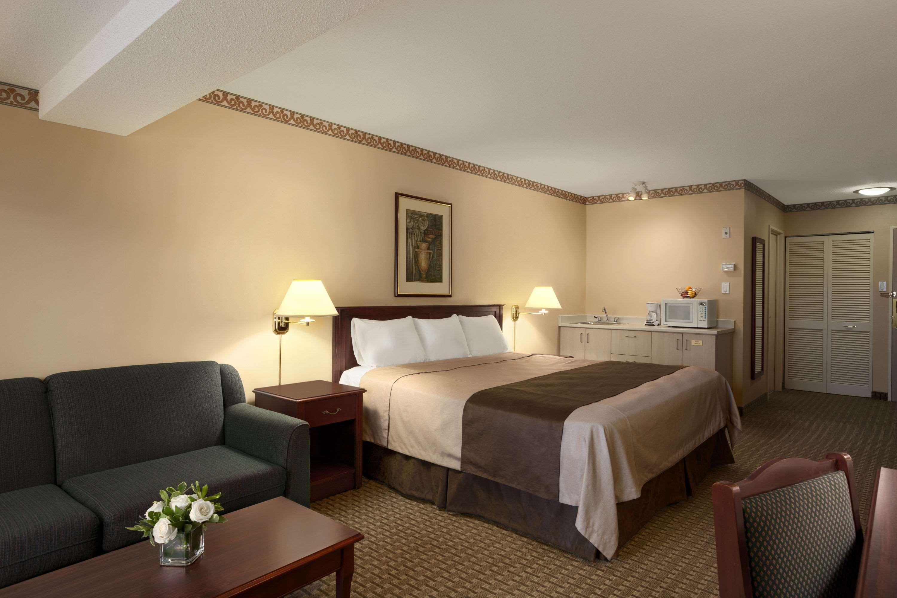 Travelodge By Wyndham Ottawa West Екстериор снимка