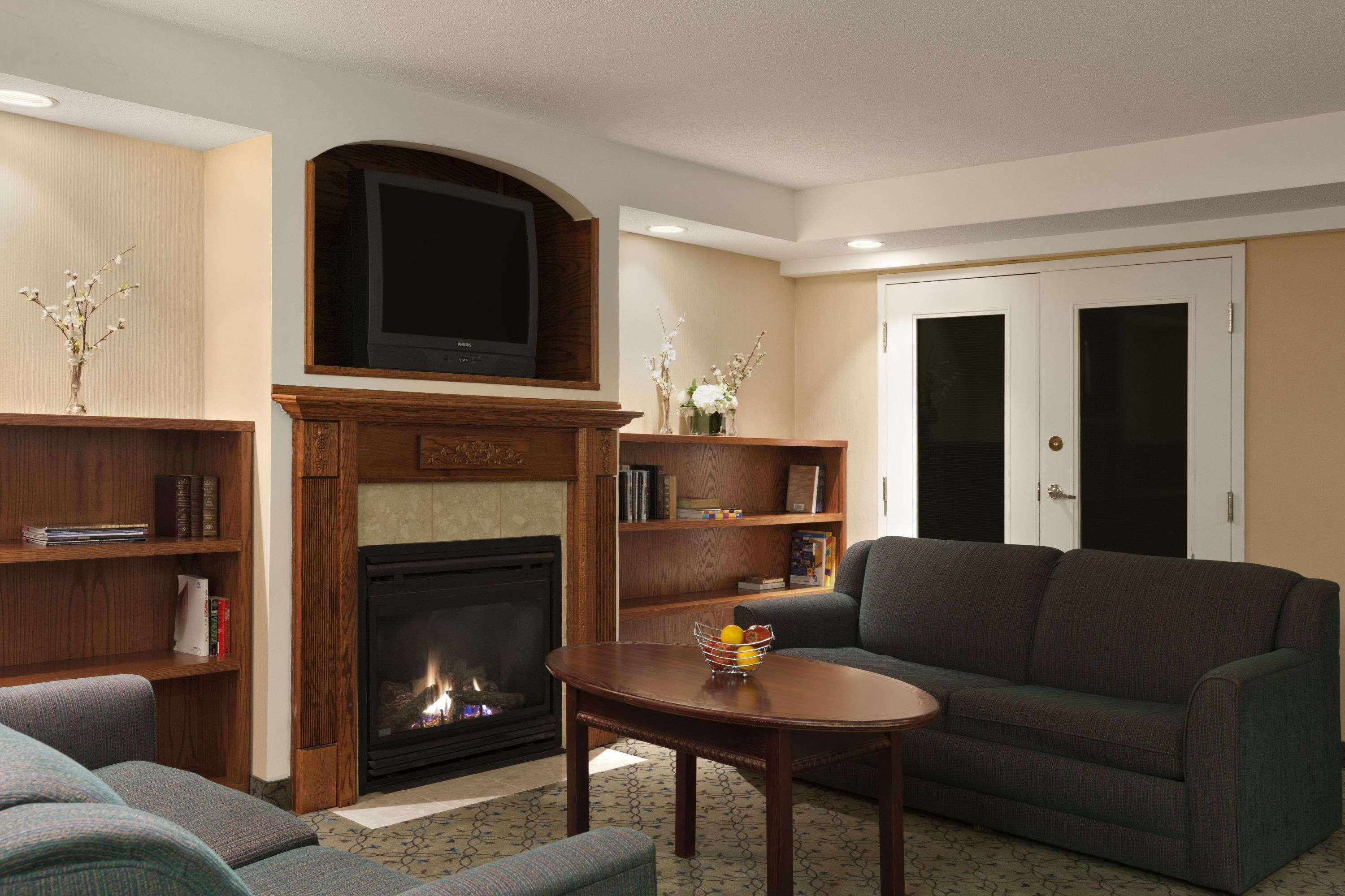 Travelodge By Wyndham Ottawa West Екстериор снимка