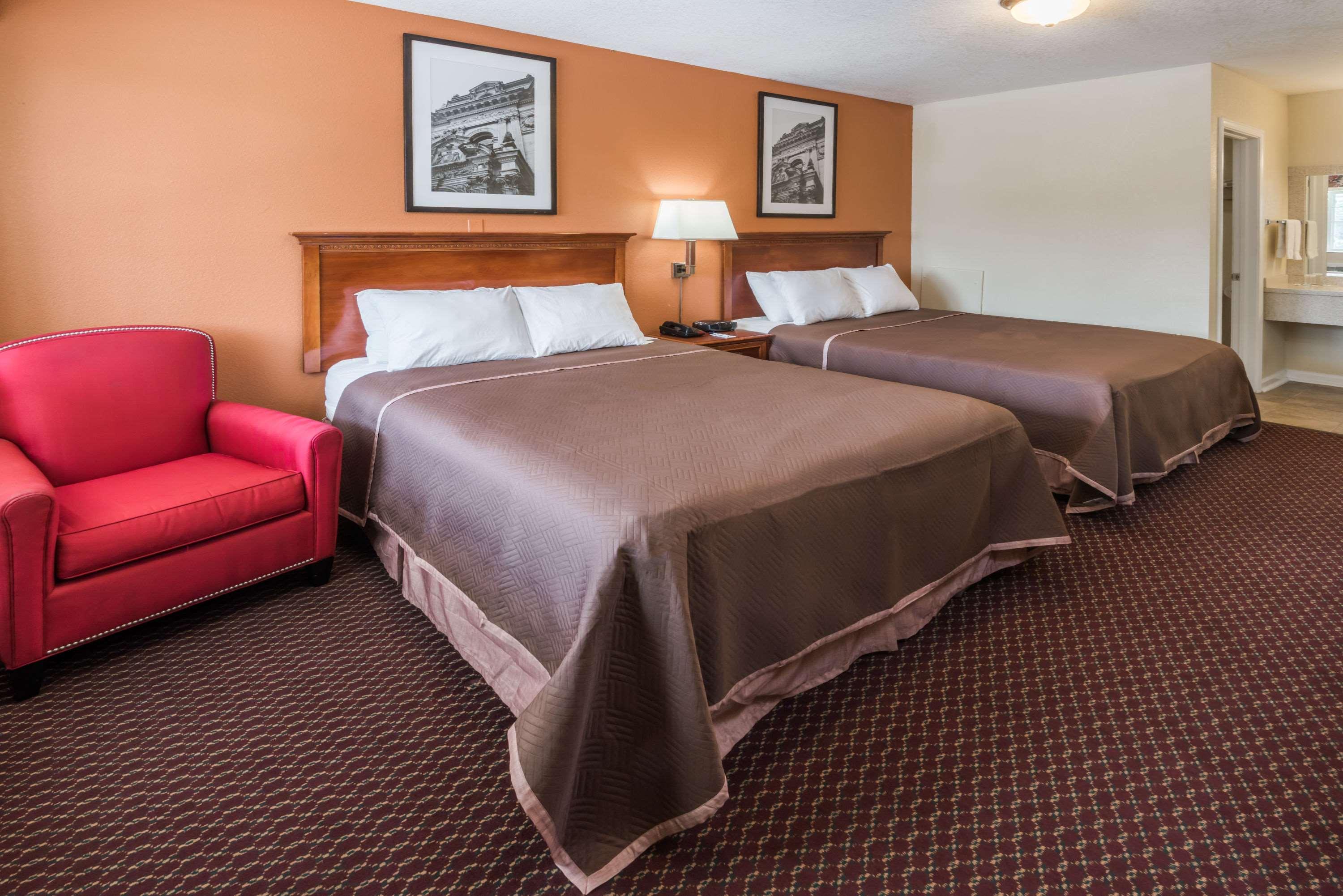 Travelodge By Wyndham Ottawa West Екстериор снимка
