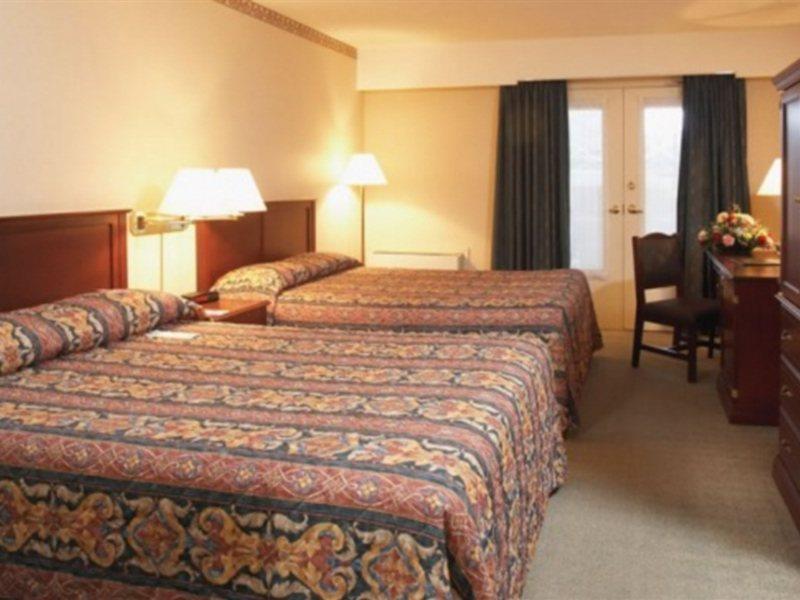 Travelodge By Wyndham Ottawa West Екстериор снимка