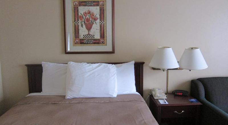 Travelodge By Wyndham Ottawa West Екстериор снимка