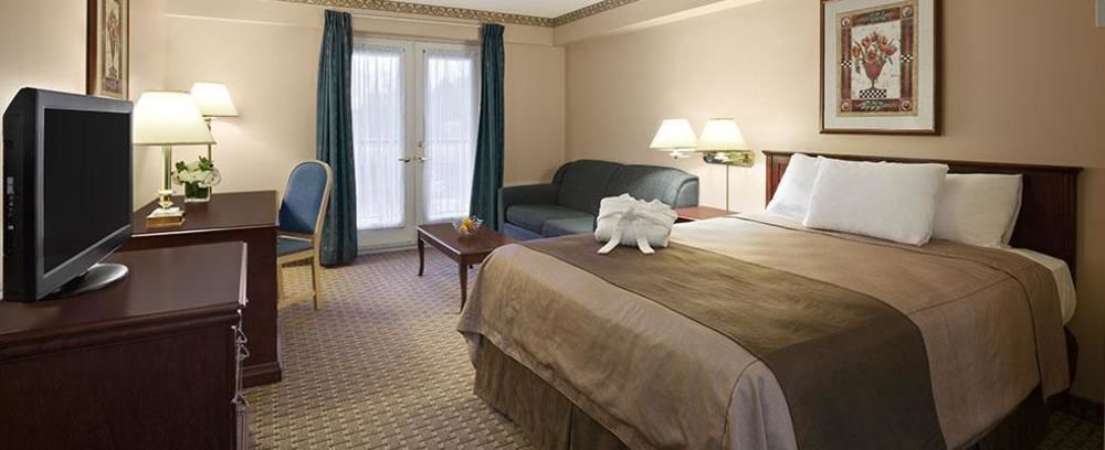 Travelodge By Wyndham Ottawa West Екстериор снимка