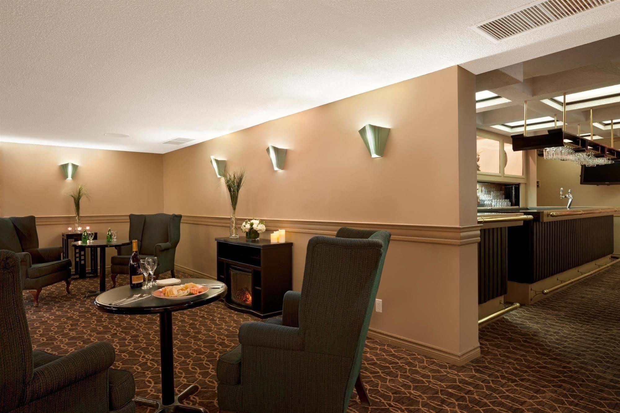 Travelodge By Wyndham Ottawa West Екстериор снимка