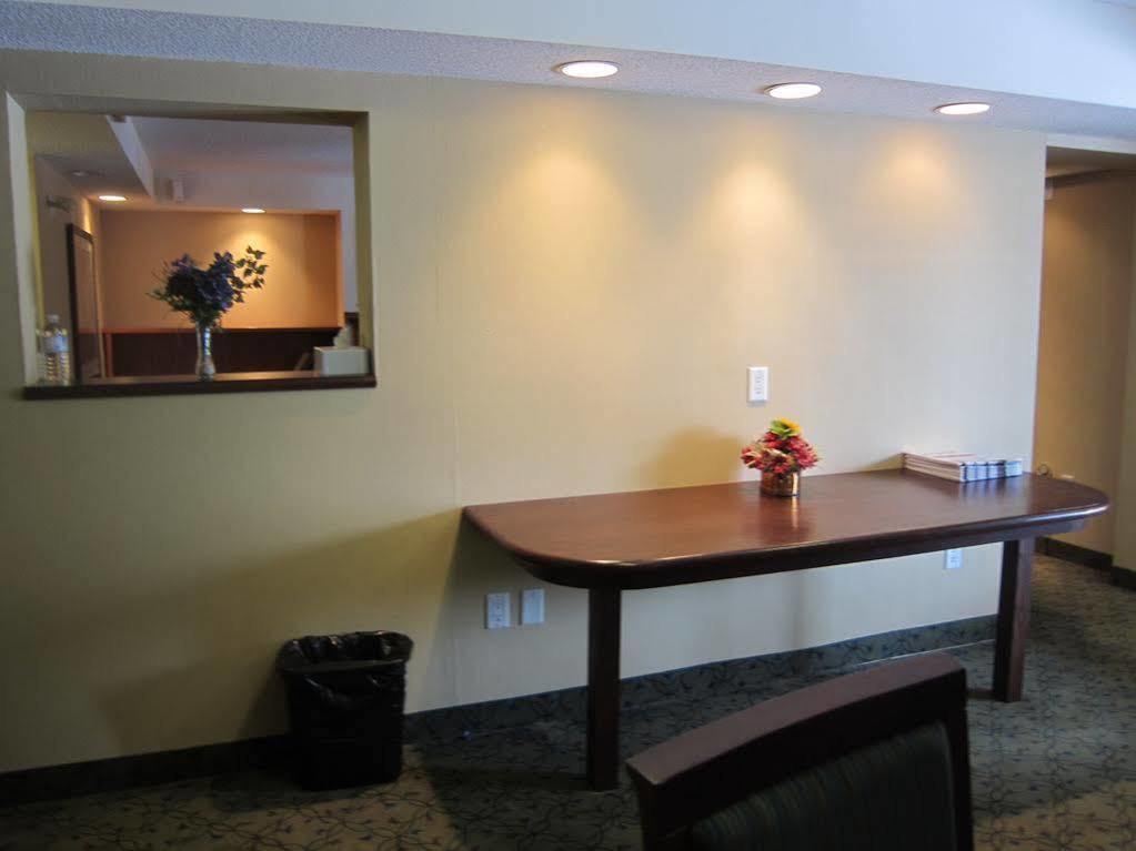 Travelodge By Wyndham Ottawa West Екстериор снимка