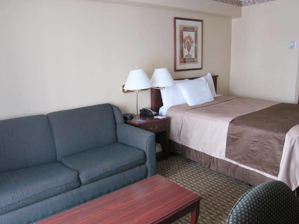 Travelodge By Wyndham Ottawa West Екстериор снимка