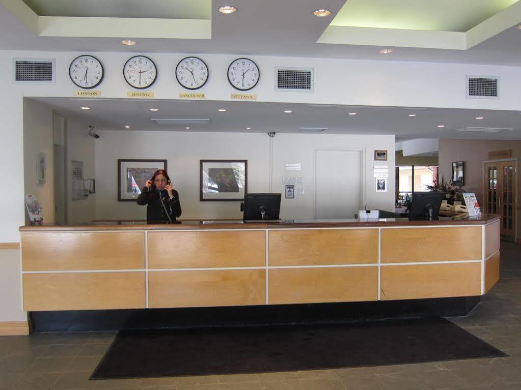 Travelodge By Wyndham Ottawa West Екстериор снимка