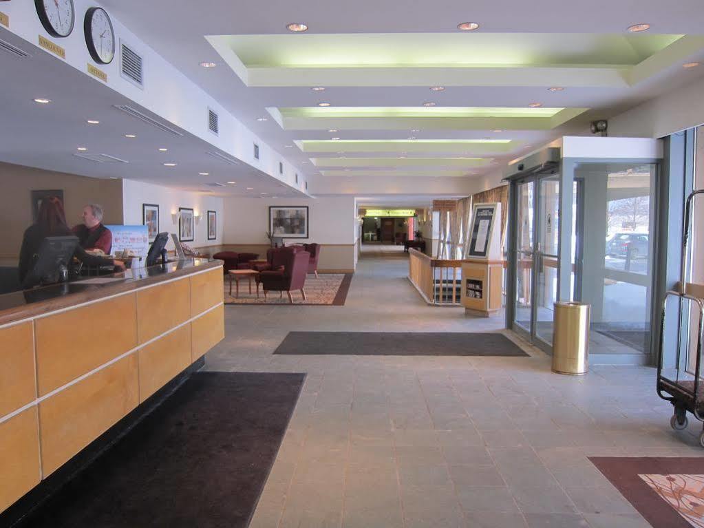 Travelodge By Wyndham Ottawa West Екстериор снимка