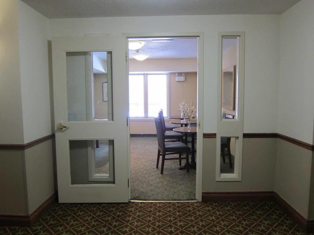 Travelodge By Wyndham Ottawa West Екстериор снимка